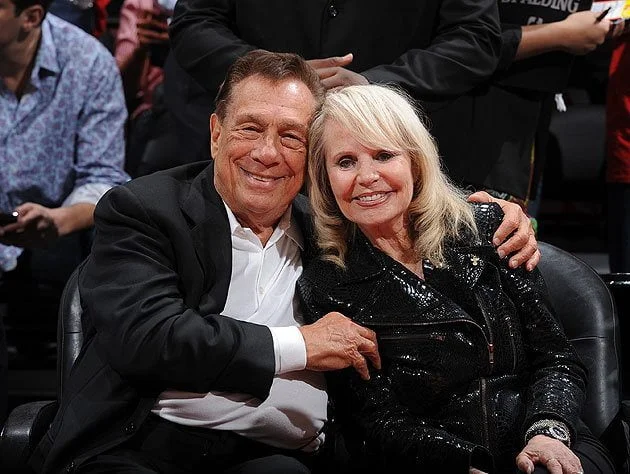 While her husband L.A Clippers owner Donald Sterling is in the middle of a nasty racist scandal which he got himself into, his wife Rochelle Sterling aka Shelly Sterling said she is no racist, I think she even could be enjoying just a bit what her husband’s mistress Vanessa Perez Stiviano did to him, and we are pretty sure that he will take all the expensive cars he was gifted her with #rochellesterling #ronaldsterling #laclippers #shellysterling @fabwags