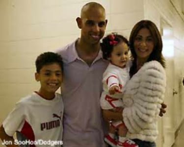 Alex Cora hugs his son Jeriel Cora and daughter Camila Cora with a News  Photo - Getty Images